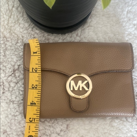 Michael Kors Taupe Leather Wallet with Gold Logo - Picture 8 of 9